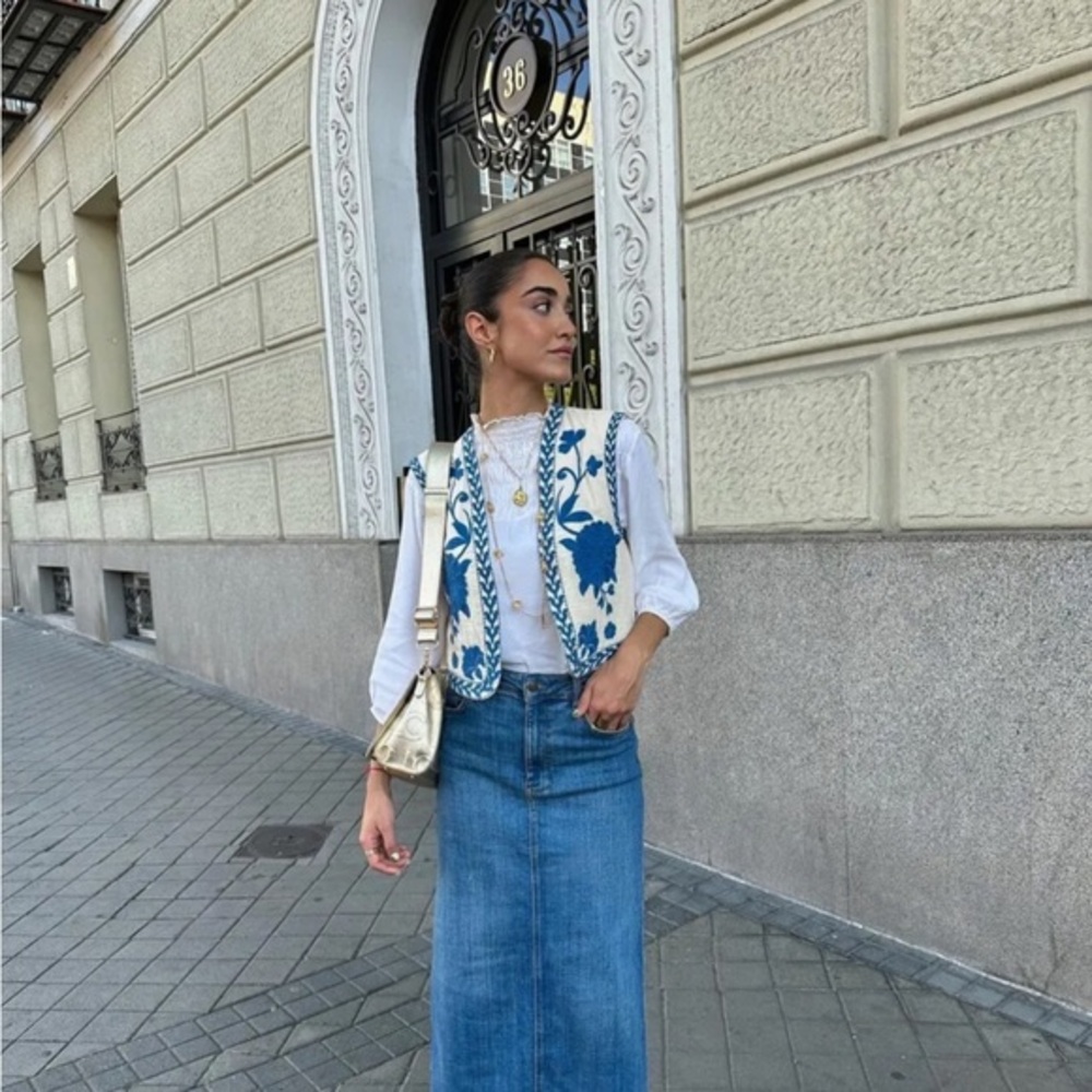 Women’s blue and white floral embroidered cropped vest size medium